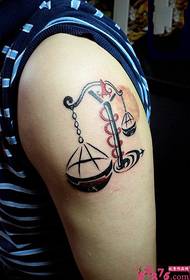 Foto del tatuaggio dell'equilibrio del grande braccio