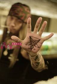 Foto di tatuaggio creativo mano geometrica palma