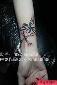 Nina bonica femella patró de tatuatge de llaç blanc i negre