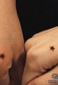 Piccoli tatuaggi freschi a mano a cinque punte con coppia di stelle