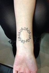 Girl's wrist small and beautiful totem garland tattoo pattern picture