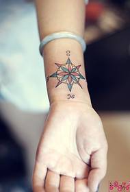 Foto tatuaggio bussola colore polso