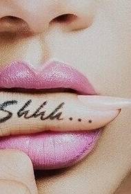 Bella e bella immagine inglese del tatuaggio della mano della bella ragazza