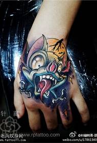 Tatuaggio con pipistrello piccolo a mano