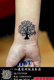 Djevojčki zglob mali i osjetljiv uzorak tetovaže malog stabla