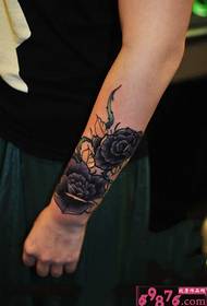 हाथ काले गुलाब फैशन टैटू चित्र