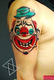 Një model tatuazhi i kllounit i krahut ndahet nga një shfaqje tatuazhesh