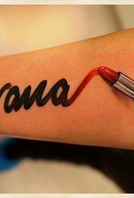 Scrittura a mano di un rossetto creativo che scrive lettera tatuaggio