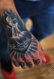 Religinės temos kryžiaus širdies tatuiruotės modelis