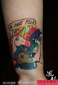 L'immagine del corpo del tatuaggio del cavallo splash color polso è condivisa dallo spettacolo del tatuaggio