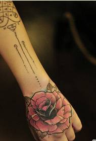 Bella e simpatica immagine del modello del tatuaggio rosa sul retro della ragazza