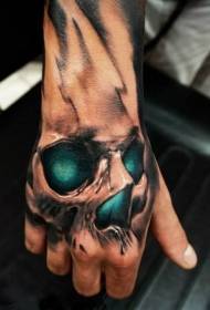 Mysteriéis Schädel Tattoo Muster op der Réck vun der Hand