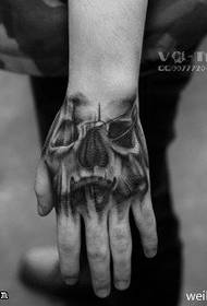 Šaunus dominantis kaukolės tatuiruotės modelis