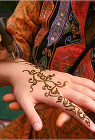 Moteriškos rankos gražus gėlių tatuiruotė nuotrauka