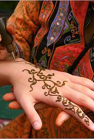 Bella immagine del tatuaggio del fiore della mano femminile