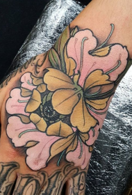 Pateikite atgal naujos mokyklos spalvos gėlių abėcėlės tatuiruotės modelį