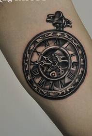 Foto di orologio da tasca in stile europeo con tatuaggio a portata di mano