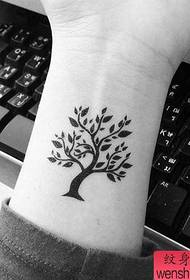Lavoro del tatuaggio dell'albero della donna del polso