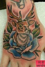 Modellu di tatuaggio di antilope culurite a manu