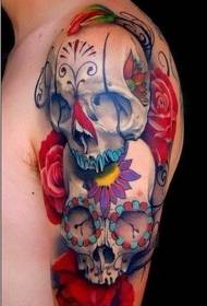 Spettacolo di tatuaggi, consiglia un modello di tatuaggio taro rose a braccio grande