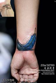 Modello tatuaggio piuma colore polso