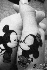 Motif de tatouage Mickey Mouse couple mignon à la main