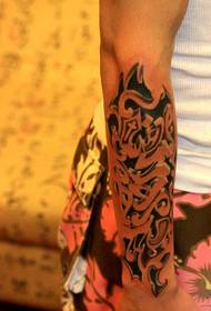 Un bracciu crematu di totem mudellu di tatuaggi