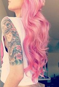 Tatuaje de brazo de flor de búho de cores femininas