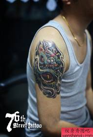 Naoružajte popularni lijepi uzorak tetovaže glave s lavovima
