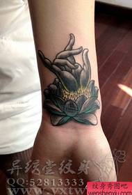Model de tatuaj cu bergamotă și lotus cu aspect frumos pe încheietura fetei
