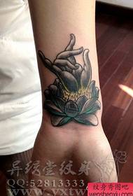 Álainn ag lorg bergamot agus patrún tattoo Lotus ar chaol na láimhe