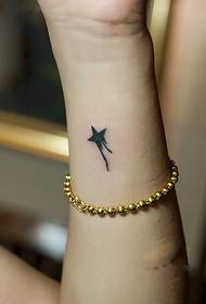 Gambar tato bintang pergelangan tangan segar kecil
