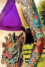 Слика процјене узорка тетоваже узорака цвјетне руке дјевојка зец