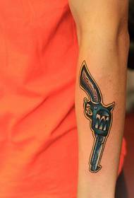 Um padrão de tatuagem de pistola de braço