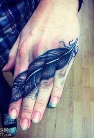 Immagine del tatuaggio della piuma della mano condivisa dalla sala del tatuaggio