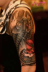 Gambar tato tradisional lengan bunga teratai ikan mas