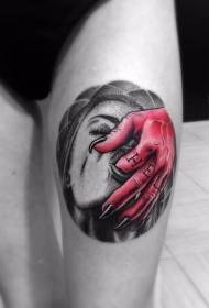 Portret kobiety w kolorze uda z wzorem tatuażu dłoni diabła