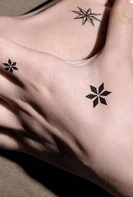 女の子の手の六角形の星の美しいタトゥー画像