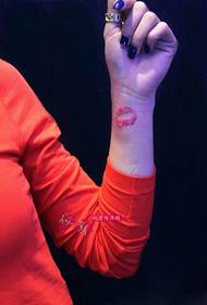 Foto tatuaggio polso labbra rosa
