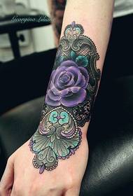 Immagine del modello del tatuaggio del fiore di colore del braccio