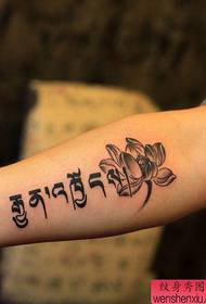 Τατουάζ δείχνουν εικόνα συνιστάται ένα χέρι σανσκριτικό σχέδιο τατουάζ λωτού