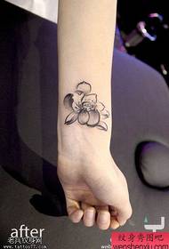 Tha tattoos lotus làimhe air an roinn le tattoos