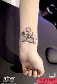 I tatuaggi a mano di loto sono condivisi da tatuaggi