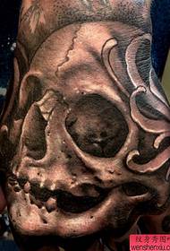 Veterán tetoválás show, egy tetoválás a kéz hátsó részén