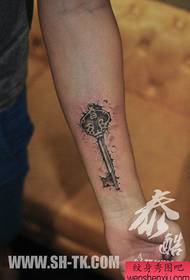 Pola tato kunci hitam dan putih yang indah dengan lengan