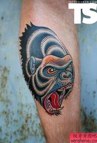 Un'opera creativa per tatuaggi con faccia di scimmia