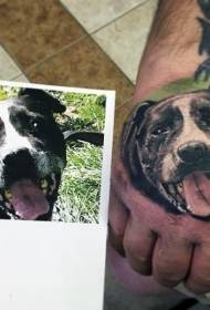 हाथ वापस चित्रित यथार्थवादी कुत्ते चित्र टैटू पैटर्न