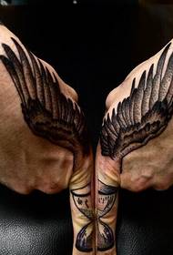 Immagine del modello del tatuaggio delle ali della mano della personalità bella