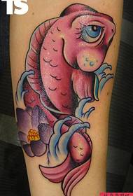 v ruke kreatívne tetovanie rýb