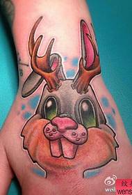 un simpatico tatuaggio di coniglio sul dorso della mano